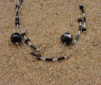 black dream, Edelstahldraht silberfarben, verschiedene silberne und schwarze Glasperlen, dazu vier venizianische Glasperlen