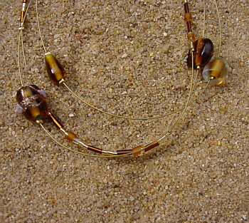 black dream, Edelstahldraht silberfarben, verschiedene silberne und schwarze Glasperlen, dazu vier venizianische Glasperlen