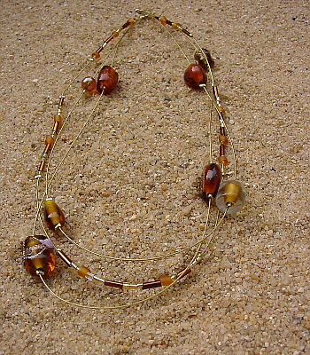 dream topas Edelstahldraht goldfarben, verschiedengroße topas- und goldfarbene Glasperlen, dazu 8  topasfarbenen Glasperle, 44cm