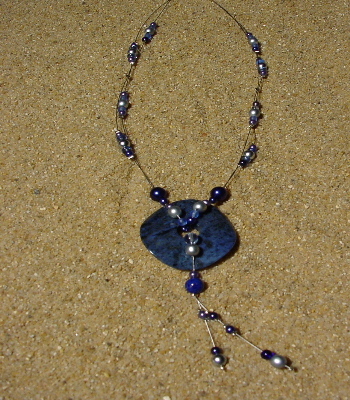 Der Sodalith soll positiv auf den Geist wirken und Intuition und Logik vereinen. Außerdem sieht auch noch wunderschön aus.