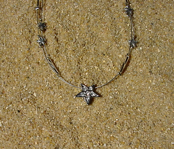 silberfarbene Edelstahldraht, kleine silberfarbene Sterne, silberfarbene Stiftperlen, einen 1,5 cm großen silberfarbenen Stern mit Stasssteinen, 42 cm 