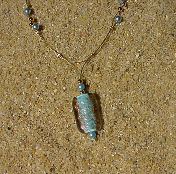 Edelstahldraht goldfarben, rote und goldfarbene Glasperlen, eine rot-goldene Glasperle ca. 2 cm,