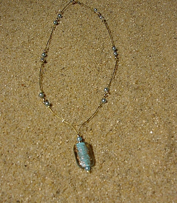 Goldfarbener Edelstahldraht, türkisfarbene und goldenfarbene Wachsperlen, eine türkis-goldfarbene Glasperle, 42 cm