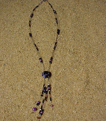 Edelstahldraht silberfarben, anthrazit- und lilafarbene Glasperlen, eine große edel geschliffene lila Glasperle, 44 cm 