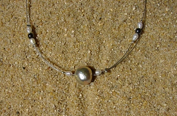 Silberfarbener Edelstahldraht, kleine weiße Süßwasserperlen und Hämatitperlen, eine große Süßwasserperle,