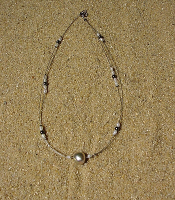 Silberfarbener Edelstahldraht, kleine weiße Süßwasserperlen und Hämatitperlen, eine große Süßwasserperle, 42 cm 