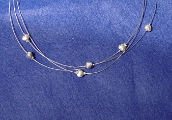 Silberfarbener Edelstahldraht, silberfarbene kleine Herzen, 41 cm