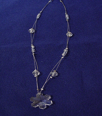 Edelstahldraht silberfarben, eisblaue und kristalfarbene Perlen, vier Swarovskyperlen, eine Eiskristal im Swarovskyschliff, 44 cm