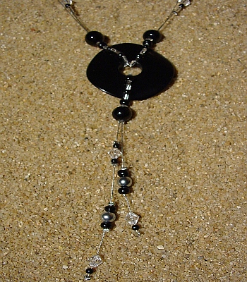 Edelstahldraht silberfarben, schwarze, silberfarbene und kristalfarbene Perlen, einen schwarzen Onyxdonut 4 cm, 48 cm 