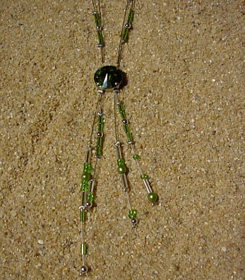 silberfarbener Edelstahldraht, grüne und silberfarbene Wachsperlen, grüne und silberfarbene Glasperlen, eine große leuchtendgrüne edel geschliffene Glasperle, 41 cm 