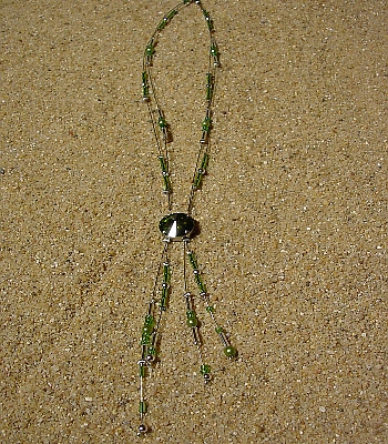 silberfarbener Edelstahldraht, grüne und silberfarbene Wachsperlen, grüne und silberfarbene Glasperlen, eine große leuchtendgrüne edel geschliffene Glasperle, 41 cm