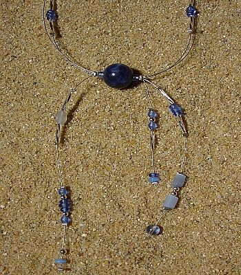 Silberfarbener Edelstahldraht, verschiedene blaue und silberfarbene Perlen, ein blauer Sodalith, 45 cm 