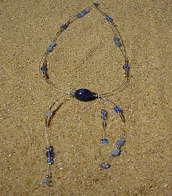 Eine ungewöhnliche eigenwillige Kette für eine ebensolche Trägerin. Der Sodalith soll u.a. Intuition und Logik vereinen.